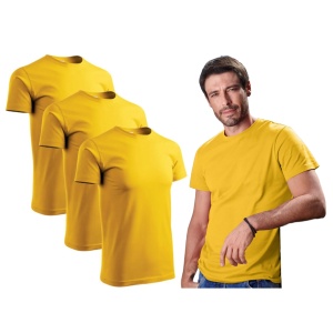 Barbat imbracat in tricou de culoare galben prezentand setul de 3 tricouri