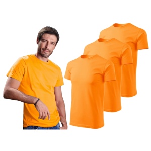 Barbat imbracat in tricou de culoare alba prezentand setul de 3 tricouriBarbat imbracat in tricou de culoare orange prezentand setul de 3 tricouri