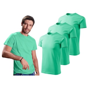 Barbat imbracat in tricou de culoare verde menta prezentand setul de 3 tricouri