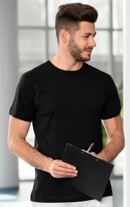Barbat imbracat in tricou negru din bumbac 100% de culoare negru