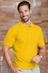 Barbat imbracat in tricou polo cu guler de culoare galben