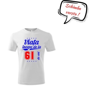 Tricou aniversar pentru barbati cu mesajul ''Viata incepe de la 61 ani''. Textul din balon spune 'Schimba varsta'