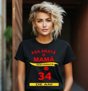 Femeie zâmbitoare purtând un tricou cu mesajul: ''Așa arată o mamă adevărată la 34 de ani''