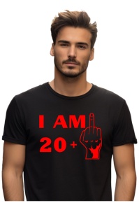 Tricou barbat personalizat cu varsta de 21 ani imbracat de un barbat atragator care prezinta tricoul primit cadou de ziua lui