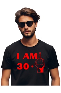 Tricou barbat personalizat cu varsta de 31 ani imbracat de un barbat atragator care prezinta tricoul primit cadou de ziua lui