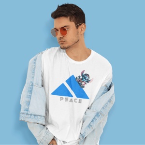 Tânăr cu ochelari de soare purtând un tricou alb cu un triunghi albastru și cuvântul 'PEACE' dedesubt, având un personaj animat albastru(Stitch) situat pe marginea triunghiului, și o geacă din denim deschisă pe umeri, pe un fundal albastru.