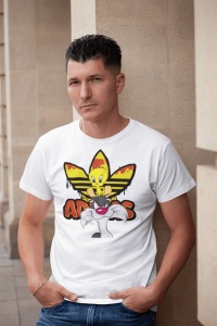 Bărbat purtând un tricou alb cu un design colorat ce include personajele Tweety și Sylvester, alături de un logo reinterpretat galben-roșu, pozând lângă un perete din piatră într-un cadru urban.