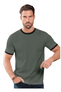 tricou barbat gri inchis cu contrast la guler cu contrast la guler purtat de un barbat tanar si frumos