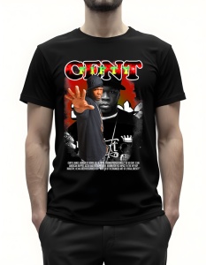 Bărbat purtând un tricou negru cu imprimeu grafic al artistului 50 Cent în diverse ipostaze, cu numele său scris mare în partea de sus în culori contrastante și o imagine a lui întinzând mâna spre cameră.