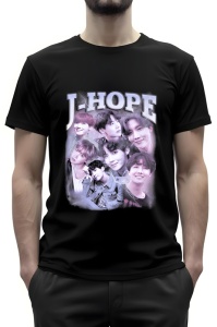 Tricou negru cu design grafic ce include imagini ale unui artist și textul 'J-HOPE' scris deasupra.