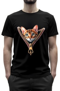 Bărbat purtând un tricou negru cu un design unic, care dă impresia unui fermoar deschis în formă de „V”. În spatele fermoarului se află un pisoi cu blana tigrată, având culori de maro și portocaliu și ochi mari, expresivi. Pisoiul pare să privească curios