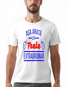 Bărbat purtând un tricou alb cu textul ‘Așa arată un frate extraordinar’ în albastru și roșu, decorat cu grafică de mâini ridicând degetele mari și linii orizontale sub text.