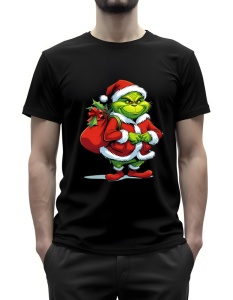 Bărbat purtând un tricou negru cu imprimeu de Crăciun reprezentându-l pe Grinch în costumul lui Moș Crăciun, ținând un sac roșu plin cu cadouri pe umăr și având o expresie obraznică.