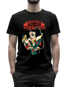 Tricou negru cu un design inspirat de Bring Me The Horizon, reprezentând o ilustrație stilizată a unei prințese tatuate, ținând un telefon, cu textul 'Bring Me The Horizon' deasupra.