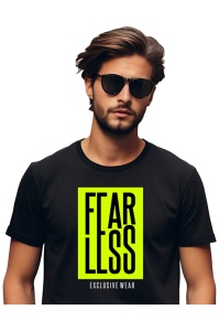 Bărbat purtând un tricou negru cu ochelari de soare și un design modern pe piept. Mesajul „FEARLESS” este scris în blocuri verticale negre pe un fundal de culoare verde neon intens. Textul „EXCLUSIVE WEAR” este plasat dedesubt într-un font mai mic, adăugâ