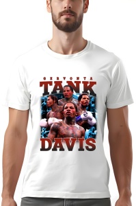 Tricou alb cu un colaj de imagini ale boxerului Gervonta 'Tank' Davis în diverse ipostaze din ring, inclusiv purtând mănuși de box albe. Numele 'Gervonta Tank Davis' este scris cu font mare în culori roșii și gri, iar fundalul albastru oferă un contrast d