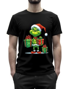 Tricou negru cu un design festiv ce prezintă un personaj verde cunoscut(Grinch), purtând o căciulă de Moș Crăciun și ținând în mâini două cadouri împachetate. Personajul are o expresie jucăușă și ironică, iar cadourile sunt decorate cu funde și modele de 