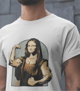 Prim-plan al unui tricou alb cu un design amuzant al Mona Lisei musculoase, purtat de un bărbat cu barbă, pe un fundal gri.
