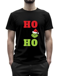 Tricou negru cu un design festiv ce include textul 'HO HO HO' în culori roșu, negru și verde, însoțit de o față de Grinch purtând o căciulă de Moș Crăciun.