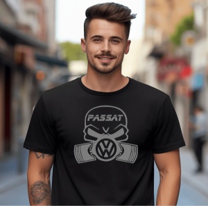 Bărbat zâmbitor purtând un tricou negru personalizat, decorat cu un design inspirat de Volkswagen Passat, ce include un craniu stilizat cu mască de gaze și sigla VW, pe fundalul unei străzi urbane.