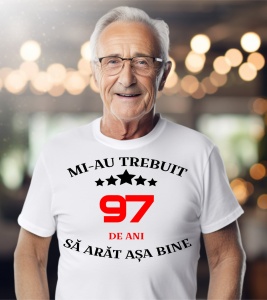 Un bărbat purtând un tricou alb cu mesajul: „Mi-au trebuit 97 de ani să arăt așa bine”