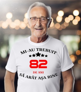 Un bărbat purtând un tricou alb cu mesajul: „Mi-au trebuit 82 de ani să arăt așa bine”