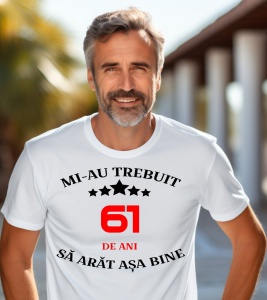 Un bărbat purtând un tricou alb cu mesajul: „Mi-au trebuit 61 de ani să arăt așa bine”