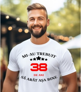 Un bărbat purtând un tricou alb cu mesajul: „Mi-au trebuit 38 de ani să arăt așa bine”