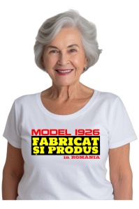 Tricou cadou dama personalizat cu anul nasterii 1926 purtat de o femeie care este bucurasa de tricoul primit cadou
