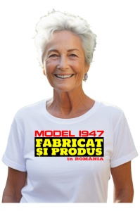 Tricou cadou dama personalizat cu anul nasterii 1947  purtat de o femeie care este bucurasa de tricoul primit cadou 1947 purtat de o femeie care este bucurasa de tricoul primit cadou