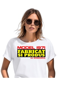 Tricou cadou dama personalizat cu anul nasterii 1971 purtat de o femeie care este bucurasa de tricoul primit cadou