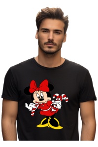 Bărbat purtând un tricou negru cu un design festiv, înfățișând un personaj animat cu fundiță roșie și îmbrăcat în roșu, ținând acadele în formă de bastonașe de zahăr.