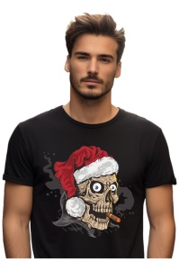 Bărbat purtând un tricou negru cu un design de Crăciun neconvențional, care prezintă un craniu purtând o căciulă de Moș Crăciun și fumând o țigară, cu fum stilizat în jur.
