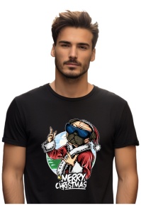 Bărbat purtând un tricou negru cu un design de Crăciun amuzant, înfățișând un câine pug îmbrăcat în costum de Moș Crăciun și purtând ochelari de soare, făcând semne de mână și însoțit de textul ‘Merry Christmas’.