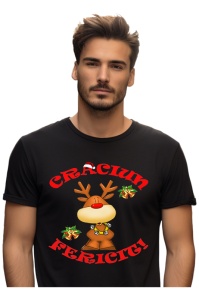 Bărbat purtând un tricou negru cu un design festiv de Crăciun ce înfățișează un ren simpatic cu nas roșu și clopoței la gât, înconjurat de crenguțe de vâsc și textul ‘Crăciun Fericit!’ scris cu roșu.