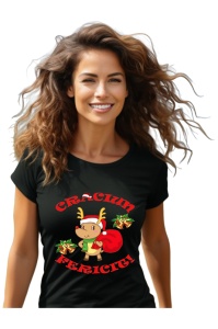 Femeie zâmbitoare purtând un tricou negru cu un design ce reprezintă un ren cu nas roșu și coarne, purtând o căciulă de Moș Crăciun și un sac plin cu cadouri, alături de textul 'Crăciun Fericit'.