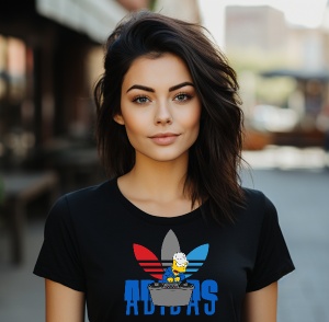 Femeie cu păr brunet, purtând un tricou negru cu un design grafic ce combină un logo iconic sportiv stilizat și un personaj animat aflat în mijlocul unui pupitru de DJ. Fundalul sugerează o scenă urbană în aer liber, cu un decor de oraș în fundal.