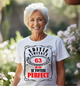Femeie care poartă un tricou alb personalizat cu mesajul: ''63 de ani si totusi perfect''.