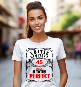 Femeie care poartă un tricou alb personalizat cu mesajul: ''45 de ani si totusi perfect''.