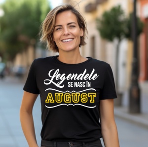Femeie care poartă un tricou negru personalizat cu mesajul: ''Legendele se nasc in august''.