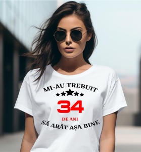 Femeie care poartă un tricou alb personalizat cu mesajul: ''Mi-au trebuit 34 de ani sa arat asa bine''