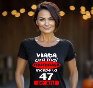 Femeie care poartă un tricou negru personalizat cu mesajul: ''Viata cea mai frumoasa incepe la 47 de ani''.