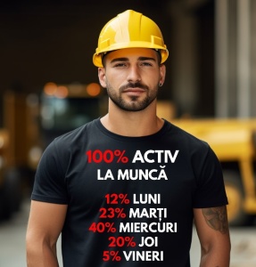Un bărbat purtând o cască galbenă de protecție și un tricou negru imprimat cu text umoristic: "100% ACTIV LA MUNCĂ", urmat de o distribuție procentuală a zilelor săptămânii: "12% LUNI, 23% MARȚI, 40% MIERCURI, 20% JOI, 5% VINERI". Fundalul sugerează un șa