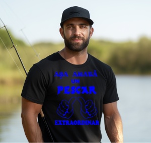 Un bărbat cu barbă, purtând un tricou negru cu text albastru care spune: "Așa arată un pescar extraordinar", alături de un design cu două degete mari ridicate. Poartă o șapcă neagră și ține o undiță, cu un fundal natural ce include un lac și vegetație.