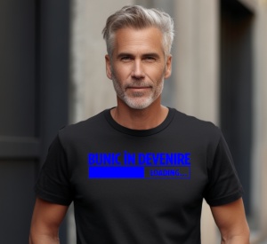 Bărbat purtând un tricou negru cu mesajul în română: 'Bunic în devenire. Loading...', ilustrat cu un indicator de progres albastru, într-un decor urban.