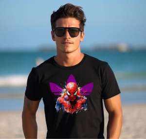 Bărbat purtând un tricou negru decorat cu un design artistic vibrant, care combină un personaj popular(Spiderman) și un logo reinterpretat în nuanțe de violet, evidențiindu-se printr-un efect de stropire în culori vii. Fundalul prezintă o plajă cu nisip f