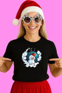 Tricou Om De Zapada Cu Palarie Rosie Si Fundal Alb Craciun, din bumbac 100% Copii | Dama | Barbat - Img 3