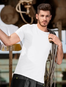 Barbat imbracat in tricou de culoare alb