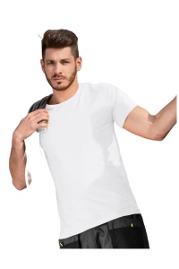 Barbat imbracat in tricou de culoare alb
