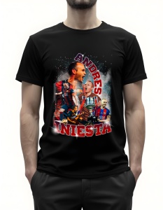 Bărbat purtând un tricou negru cu un design grafic al fotbalistului Andres Iniesta, reprezentat în diverse momente din carieră în echipamentul echipei FC Barcelona, cu numele 'Andres Iniesta' scris deasupra și dedesubtul imaginii într-un font roșu.